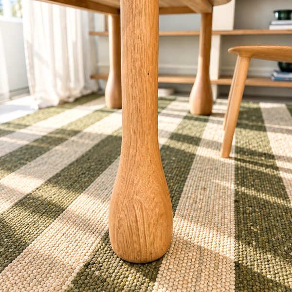 Pied de table en bois sculpté
