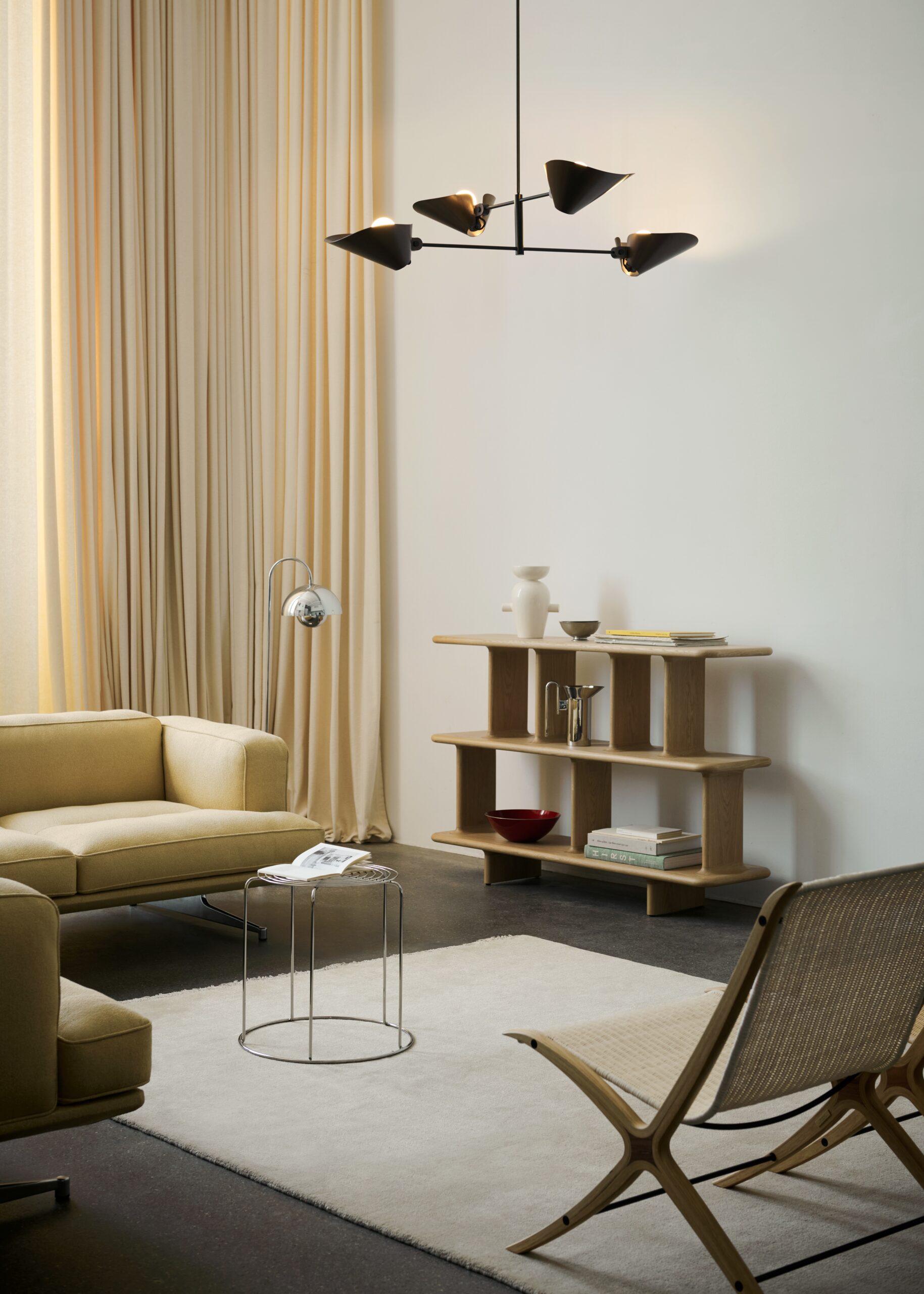 ATD_Retail_2024_Archivo JH44_The Moor AP18-AP19_Inland Corner Sofa AV41-AV42_X HM10_Wire Stool VP11_Flowerpot VP12_Momento Vase JH41_Momento Jug JH38_Bonnet SC92 Mise en situation Lustre Bonnet Noir et Bronze