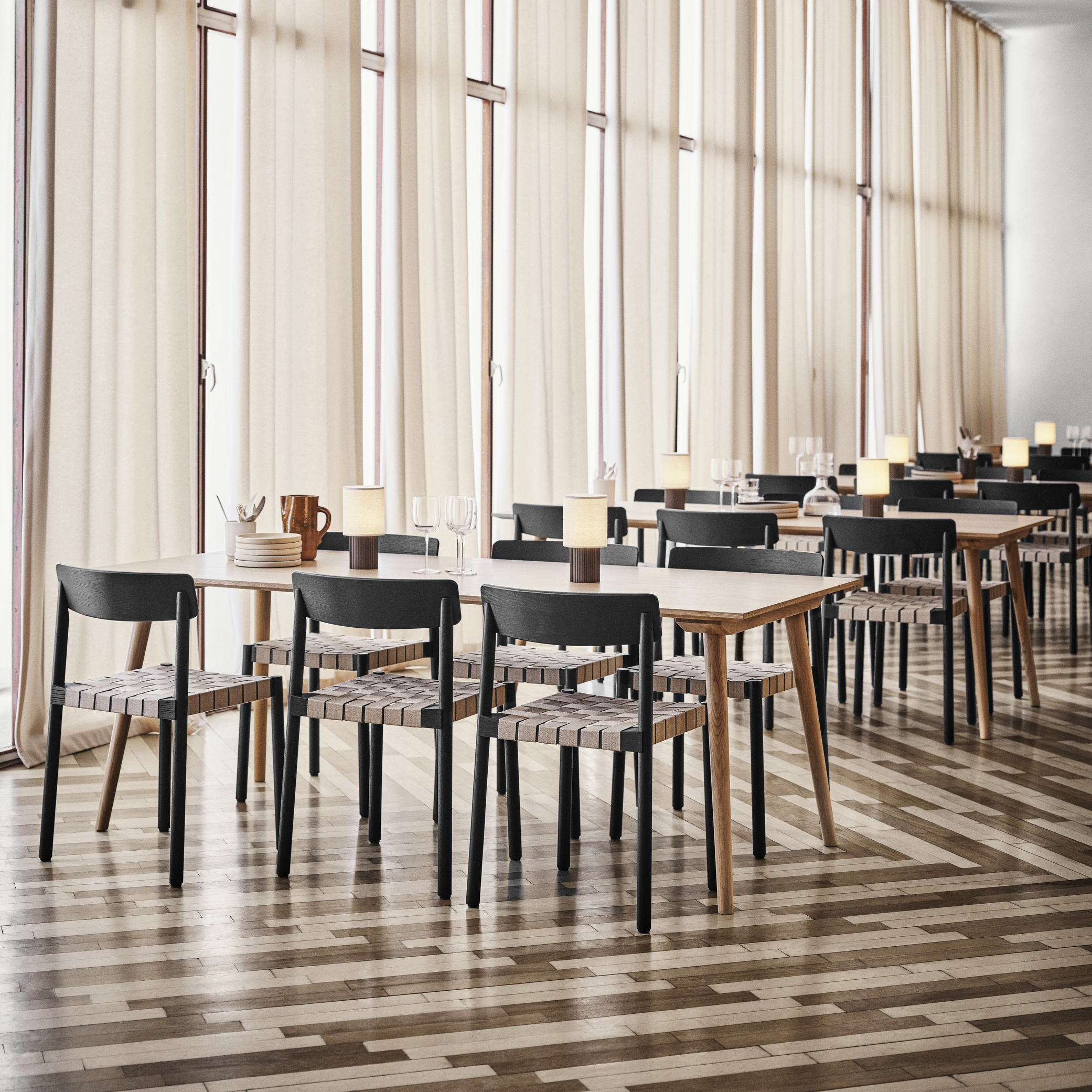 Betty TK1 Black w. Natural Linen I In Between SK5 Clear Lacquered Oak I Manhattan SC52 Bronzed Brass & Canvas