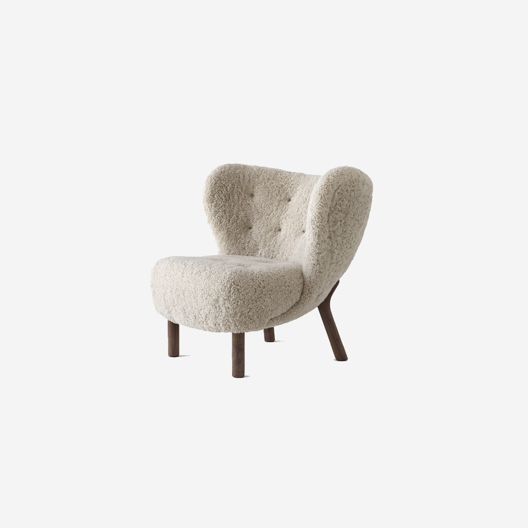 Little-Petra-VB1-in-Oiled-Walnut-w.-Sheepskin-Moonlight-1200x1600