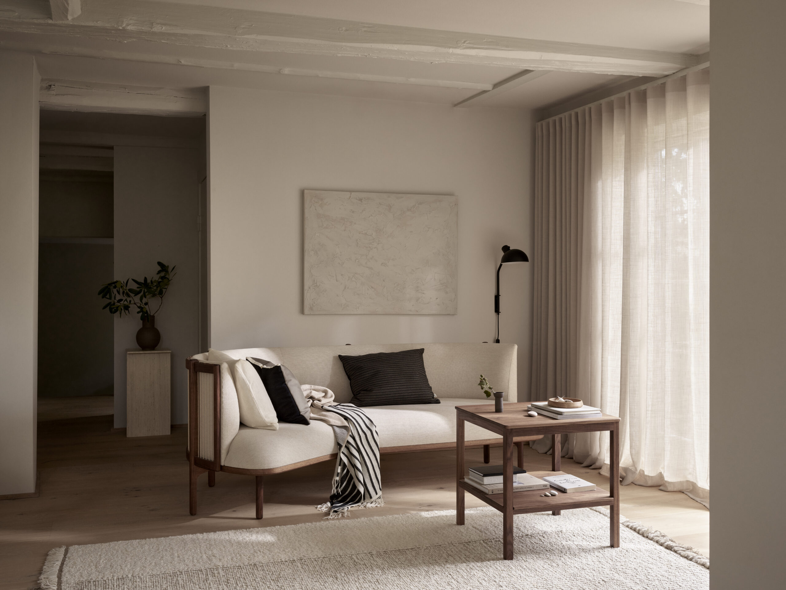 RF1903_walnut_oil_hallingdal0200_KK44860_walnut_oil_rug_white11_MO300_steel_black_*3xcushion*_*plaid*_v2 Mise en situation Canapé RF1903L Hallingdal 100