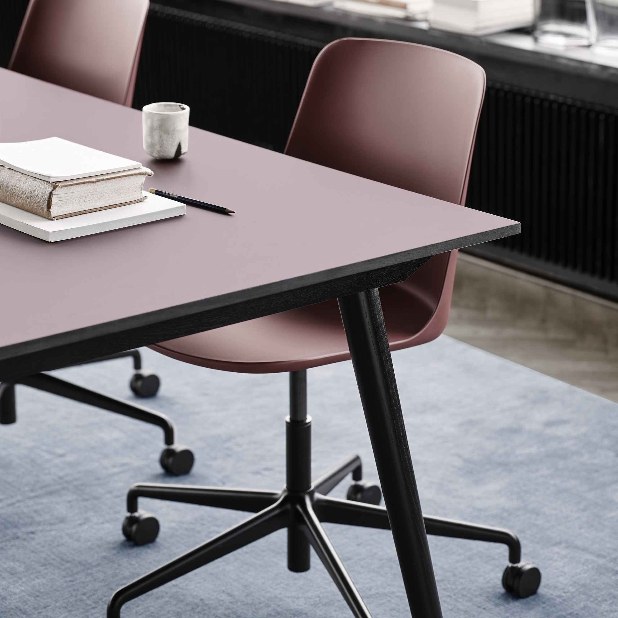 Rely HW28 Black w. Red Brown I The Moor AP7 w. Grey-Blue Thunder I In Between SK6 in Black Lacquered Oak w. MTO 0751 Rosso Jaipur Laminate Table Top
