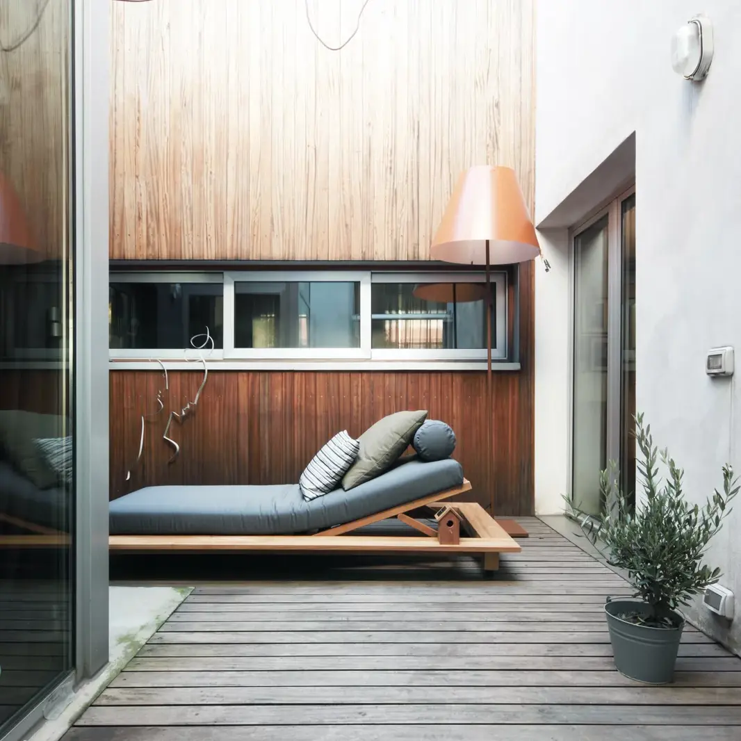 casa_2_-_relax_outside@2x